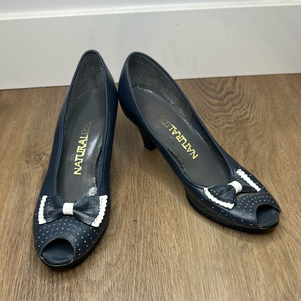 Vintage Kitten Heels NATURALIZER Peep Toe Slate Navy & White Size 6.5 Leather
